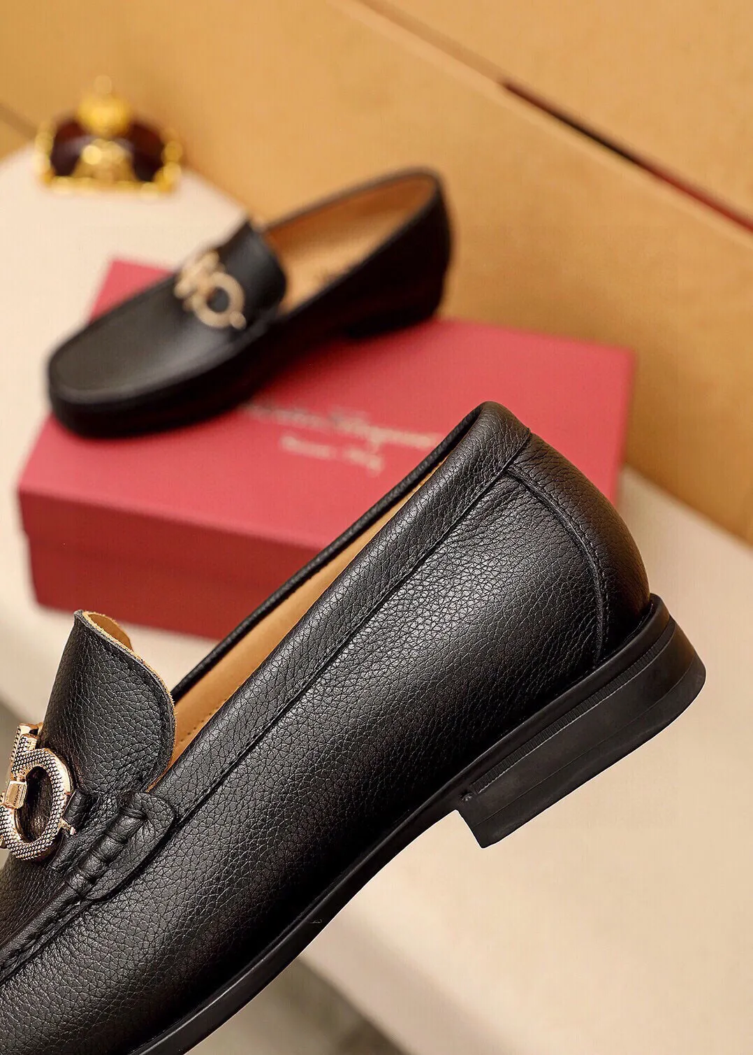 Men's shoes 💰480 💐 Product trademark: Ferragamo "Ferragamo" casual leather shoes Regular size: 38-44 (45🉑️customized) Product materials: Selected imported first-layer pebbled cowhide leather upper + luxury hardware buckle, imported water-dyed cowhide leather lining. Strong three-dimensional visual effect, original outsole color: 3⃣️seed leather materials available